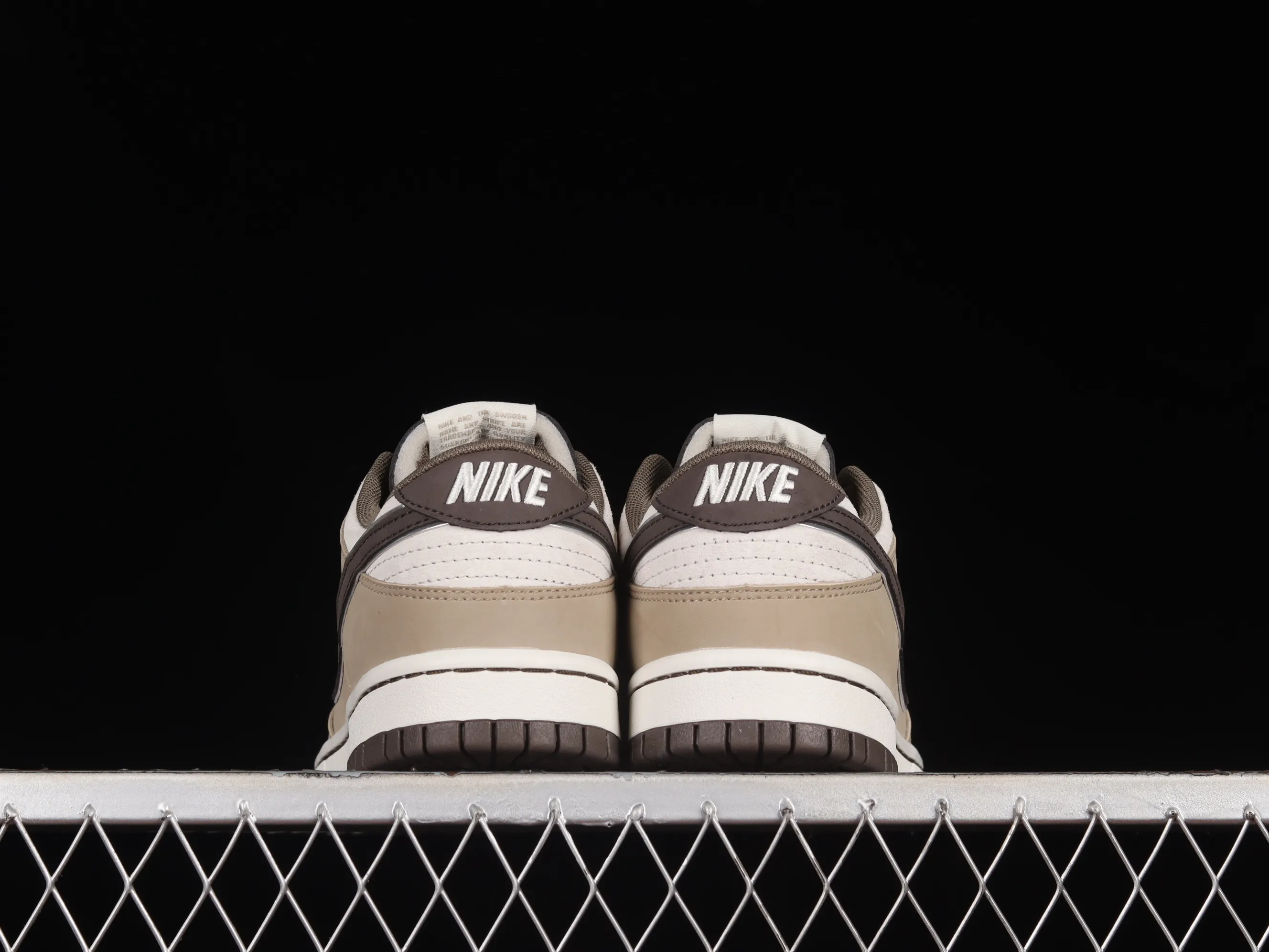 All Categories Nk SB Dunk Series Nk SB Dunk Low Low-top sneakers Otomo Katsuhiro x Nk SB Dunk Low "Steamboy OST" Creative customization collaboration Otomo Katsuhiro co-branded SB low-top sports and leisure sneakers LF0068-002